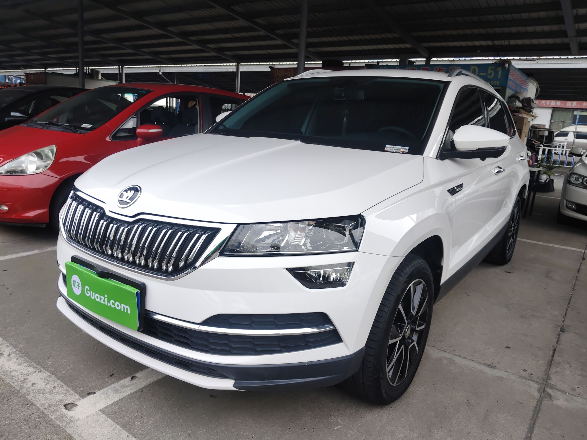 تحت مقدمة السيارة