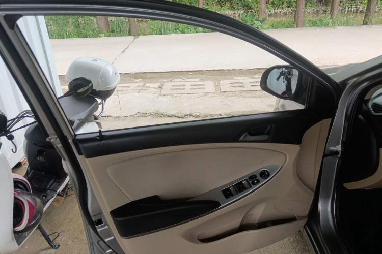 Used Hyundai Verna (older generation) 2014 1.4L Automatic Smart GLS Interior 7