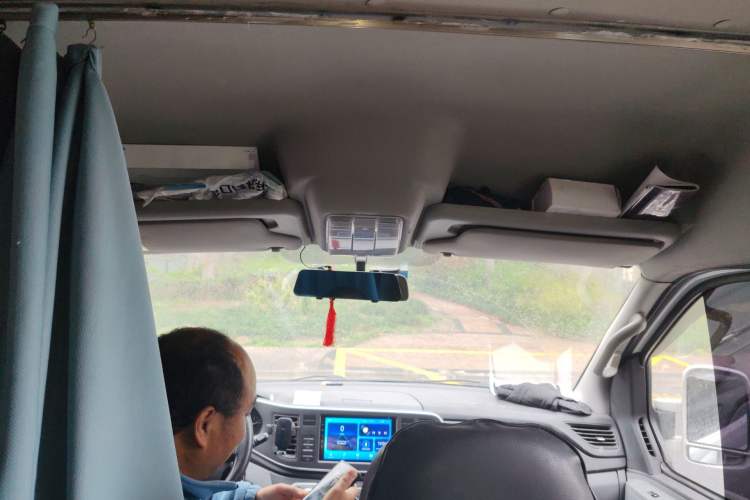 Used SAIC MAXUS Xintu V80 2021 2.0T PLUS Manual All-Around King Long Wheelbase Mid-Roof Variant with 6/7/8/9 Seats Headliner