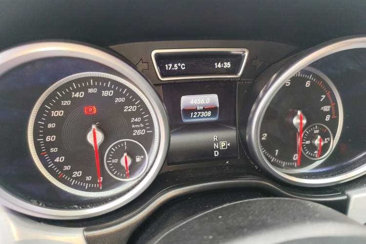 Used Mercedes-Benz GLE 2015 GLE 320 4MATIC Odometer Close Up