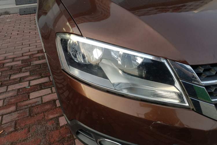 Used Volkswagen Cross Lavida 2014 1.6L Automatic Right Front Headlight