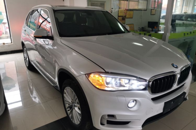 Used BMW X5 2014 xDrive35i Leading Model Front Right 45 Deg