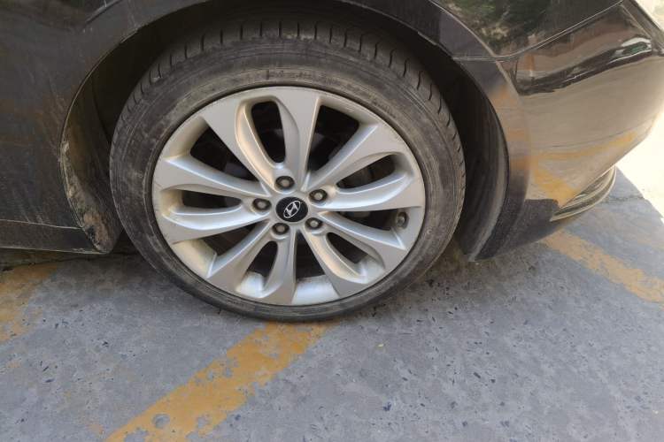 Used Hyundai Sonata 2011 2.0L Automatic Supreme Edition Right Front Wheel Hub