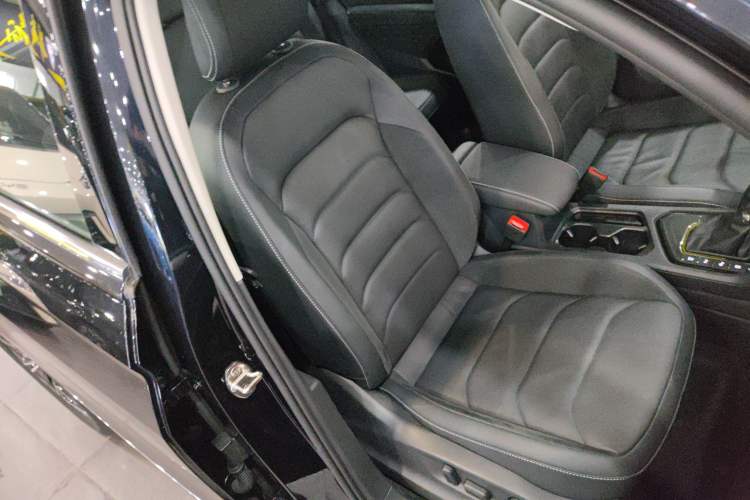 Used Volkswagen Tiguan L 2020 330TSI Automatic Two-Wheel Drive Smart Luxury Edition China VI Standard Right Front Seat