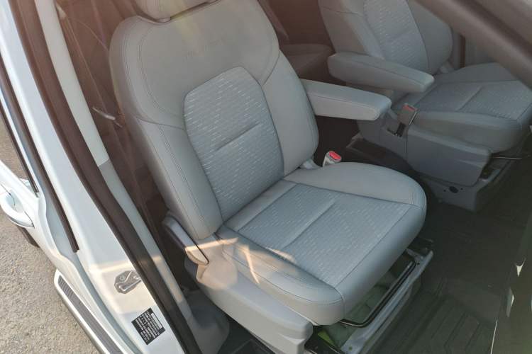 Used Ford Transit 2023 2.0T Gasoline Automatic Business & Travel Model Mid-axle Low-roof Design 7/8/9-Seater