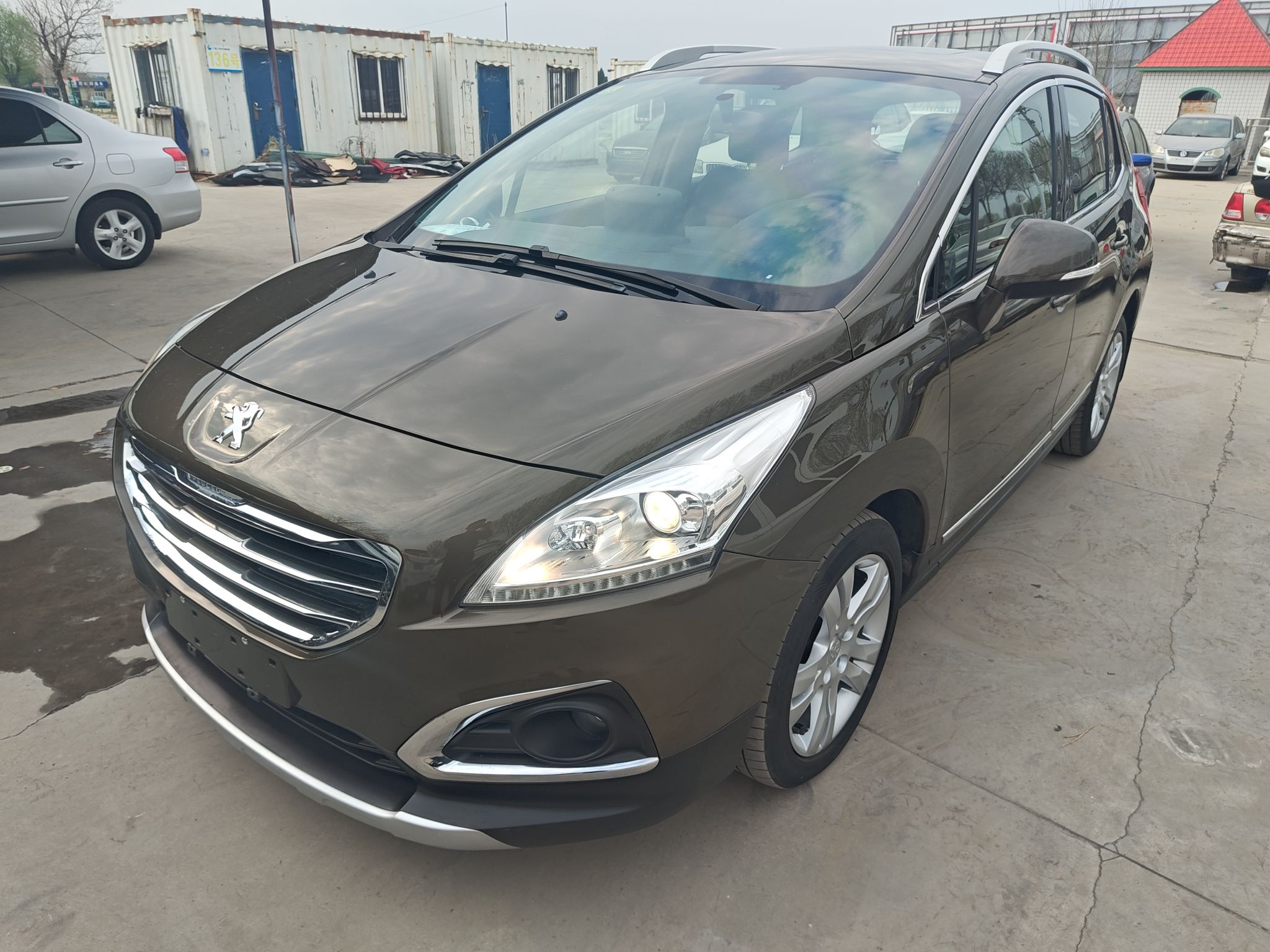 تحت مقدمة السيارة