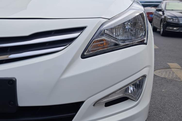 Used Hyundai Verna (older generation) 2014 1.4L Manual Smart GLS Trim Left Front Headlight
