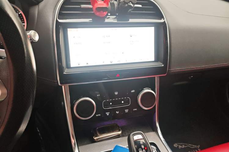 Used Jaguar XEL 2020 2.0T 200 PS R-DYNAMIC S Advanced Sport Edition Audio And AC Panel