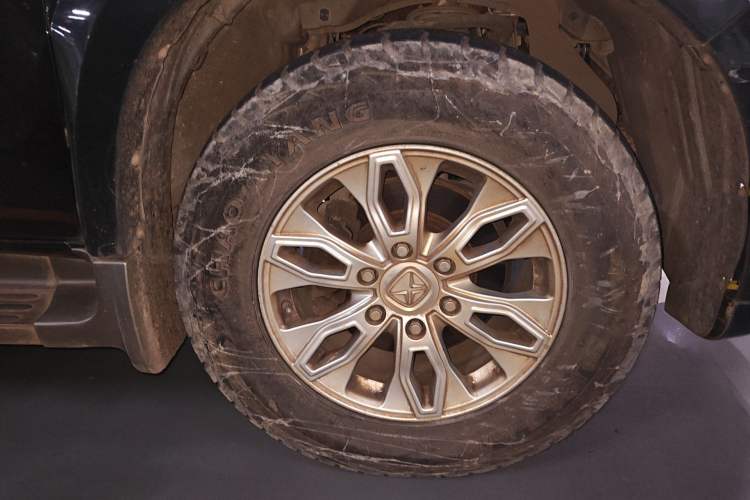 Used JMC Yusheng S350 2017 2.0T Automatic 2WD Diesel Luxury Version with Sunroof 7 Seats
