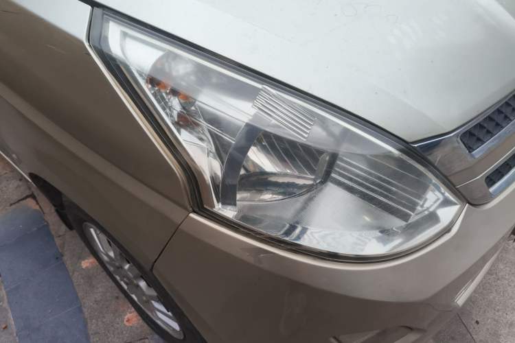 Used Wuling Rongguang V 2016 1.5L Practical Version Non-Power-Assisted Right Front Headlight