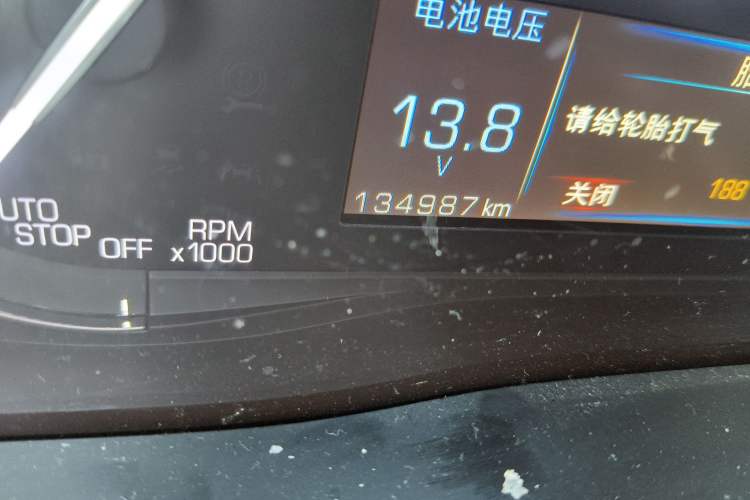 Used Cadillac XT5 2017 Anniversary Edition 28T Four-Wheel Drive Tech Model Odometer Close Up