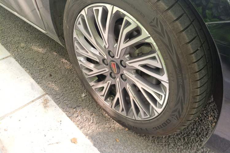 Used Hongqi H5 2023 2.0T Automatic Smart Connect Flagship Edition Right Front Wheel Hub