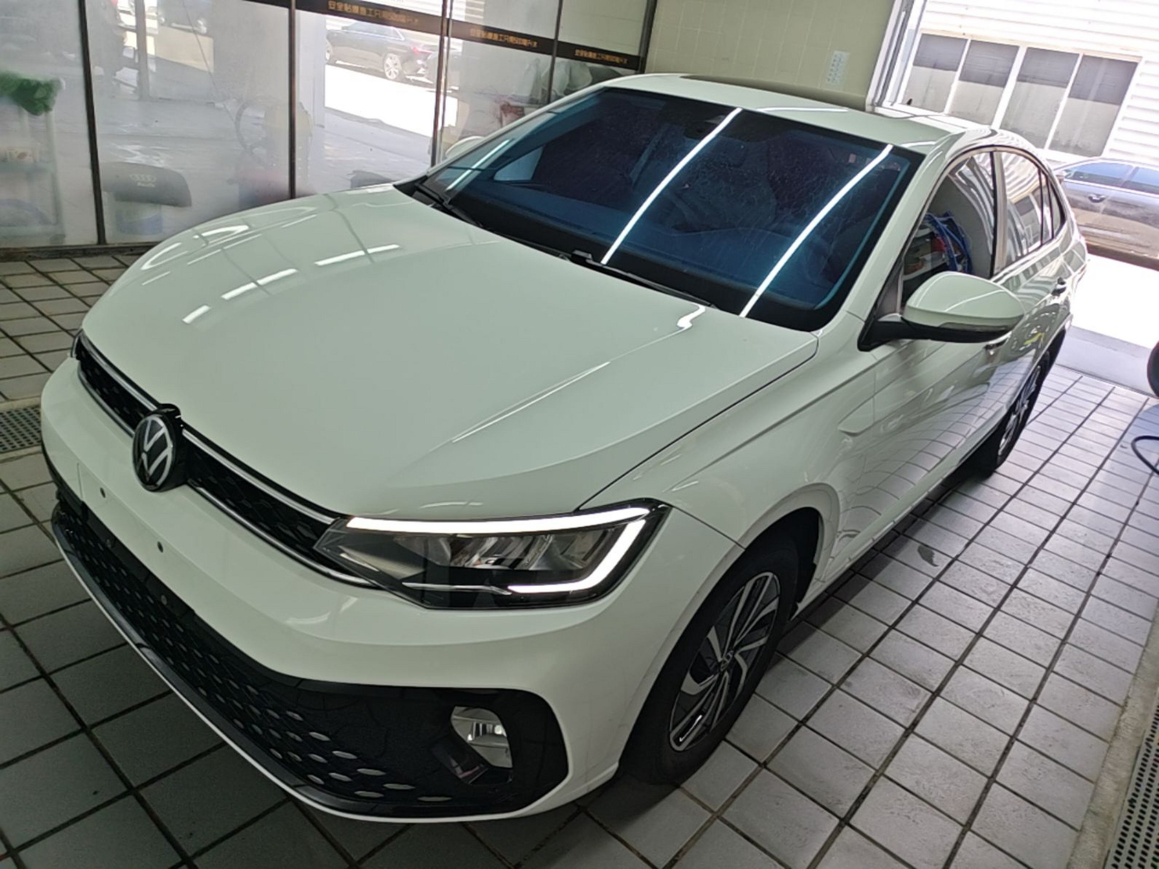 Под передней частью автомобиля