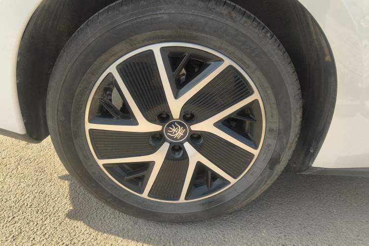 Used BYD Qin L 2025 DM-i Smart Drive 120KM Leading Model
