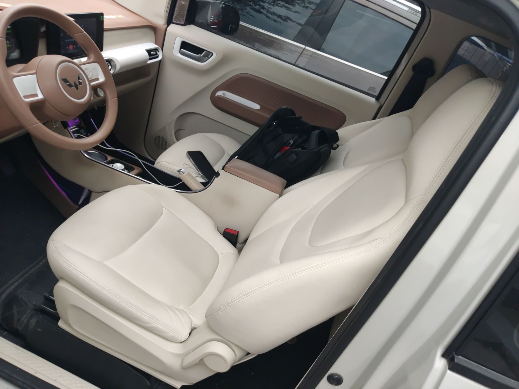 المقاعد الأمامية داخل السيارة