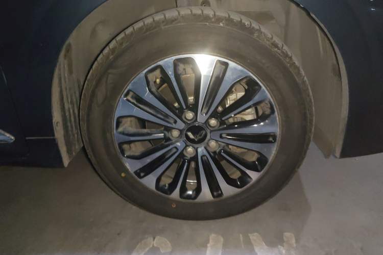 Used Wuling Jiachen 2022 1.5T CVT Deluxe Flagship Edition Right Front Wheel Hub