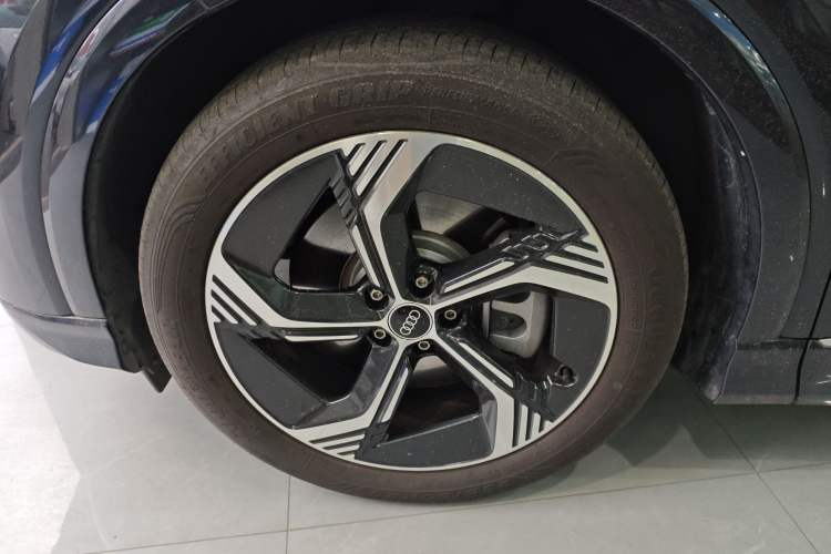 Used Audi Q4 e-tron 2024 40 e-tron Boundary Edition in Midnight Blue Left Front Wheel Hub