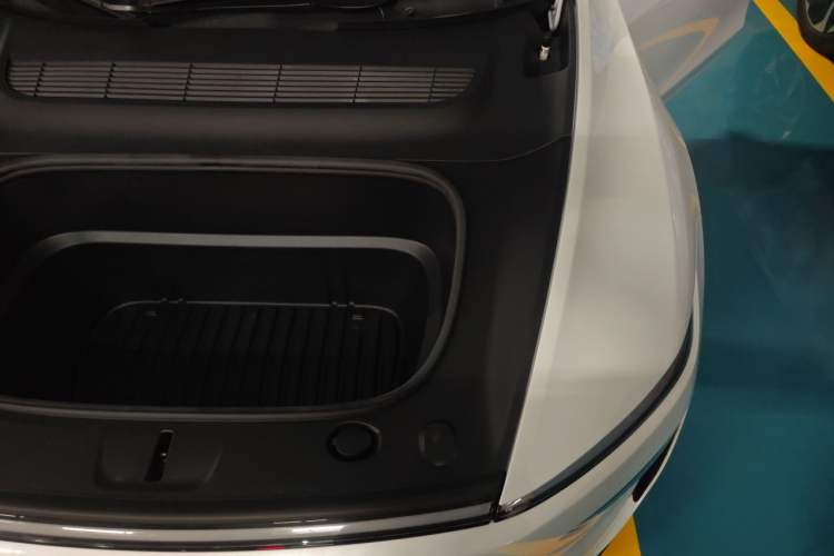 Ojetý Tesla Model Y 2025 Rear-Wheel-Drive Version