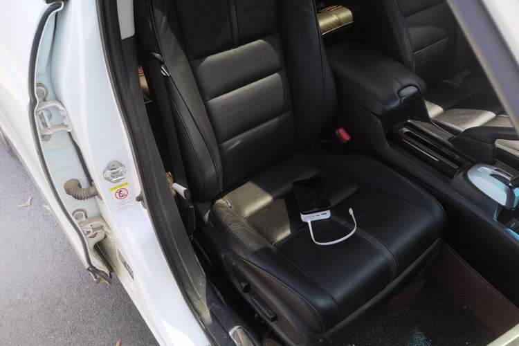 Used Honda Crosstour 2014 2.4L Luxury Edition Right Front Seat