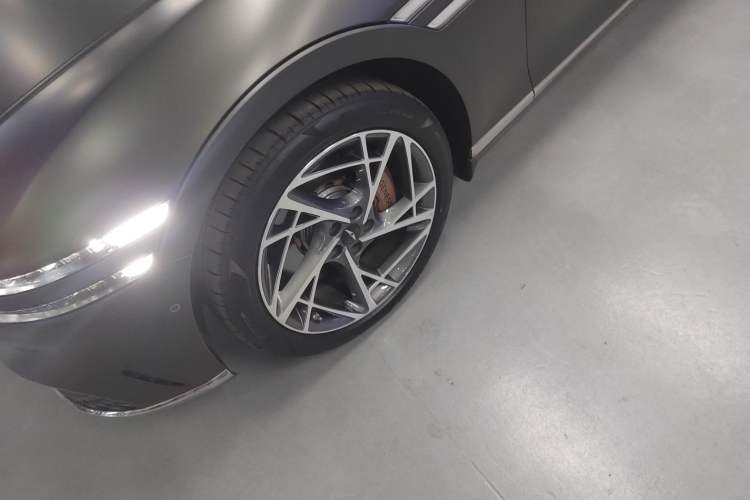 Used Genesis G90 2023 Luxury Edition Left Front Wheel Hub