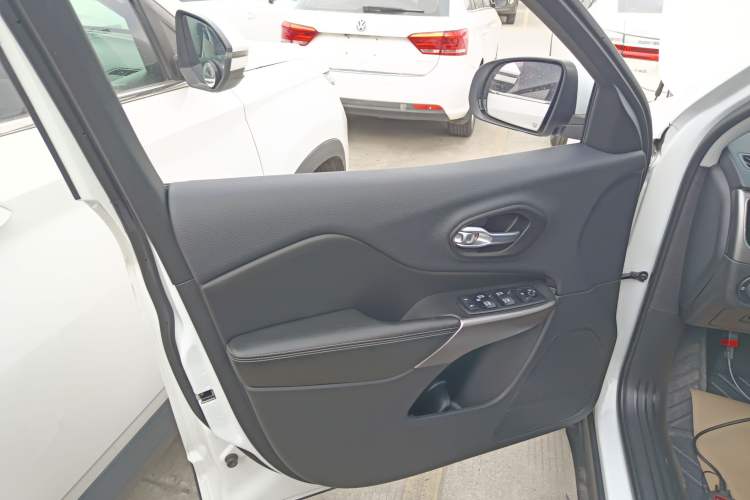 Used Jeep Cherokee 2020 2.0T Two-Wheel Drive Leading Edition