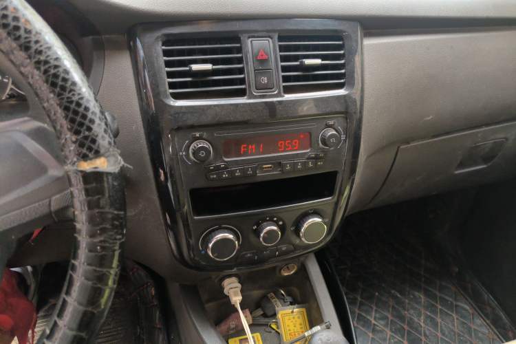 Used Wuling Rongguang V 2018 1.5L Practical Version Audio And AC Panel