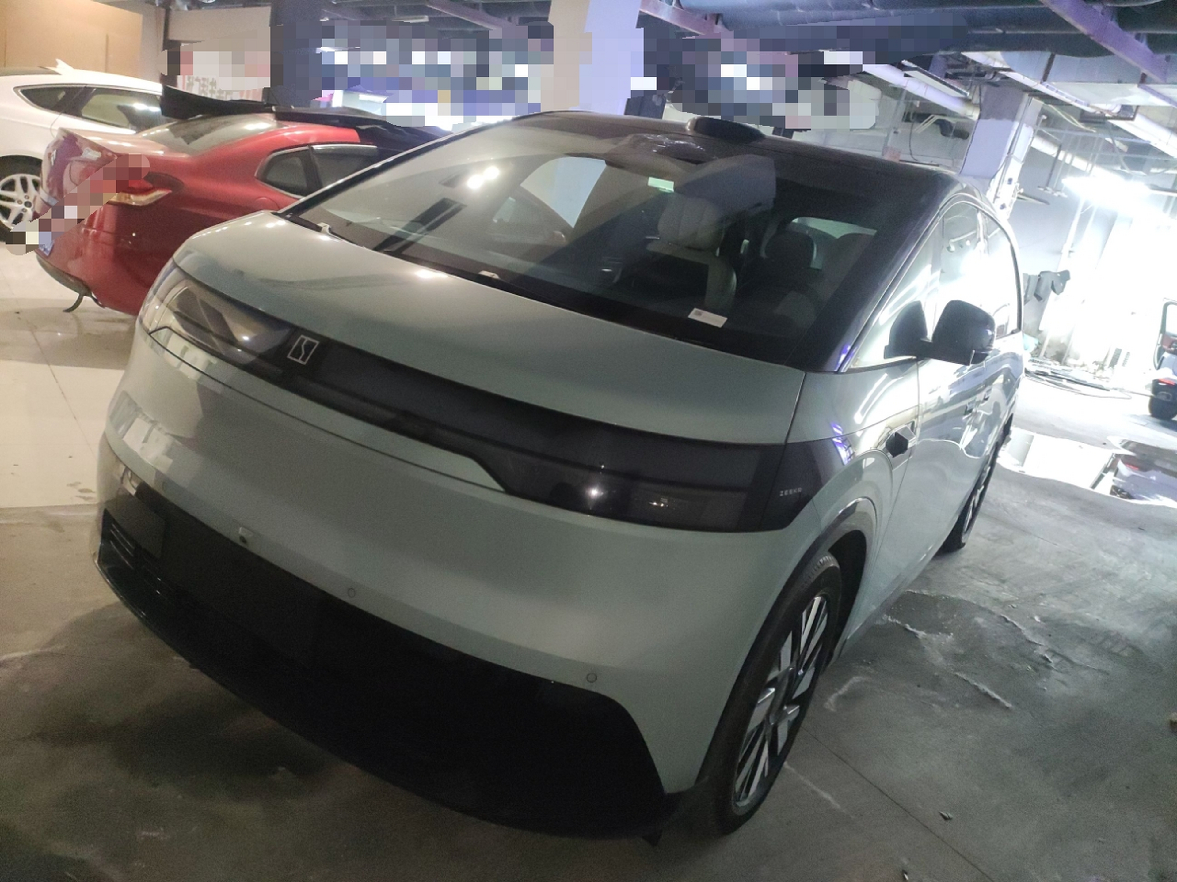 تحت مقدمة السيارة