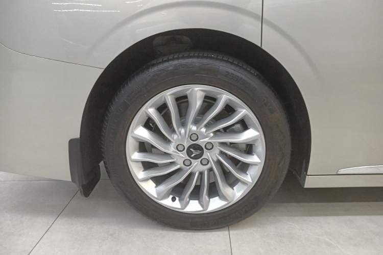 Used VOYAH Dream 2024 PHEV Extended-Range Premium Edition
