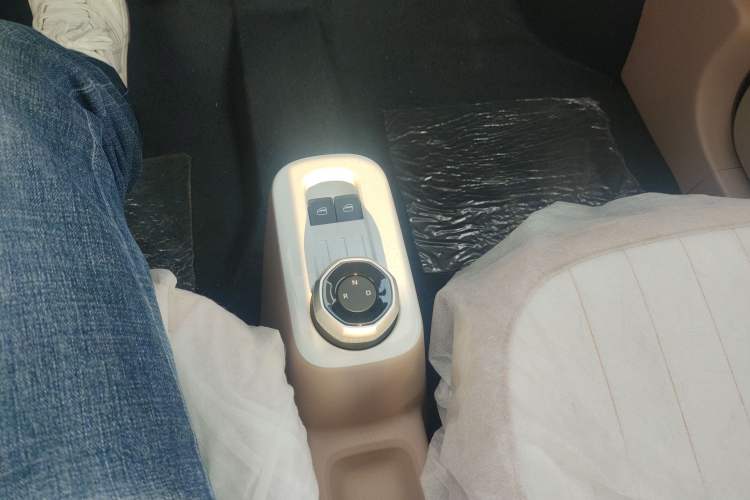 Used Geely Galaxy Panda 2024 Panda Mini 200km Endurance Bear Gear Lever