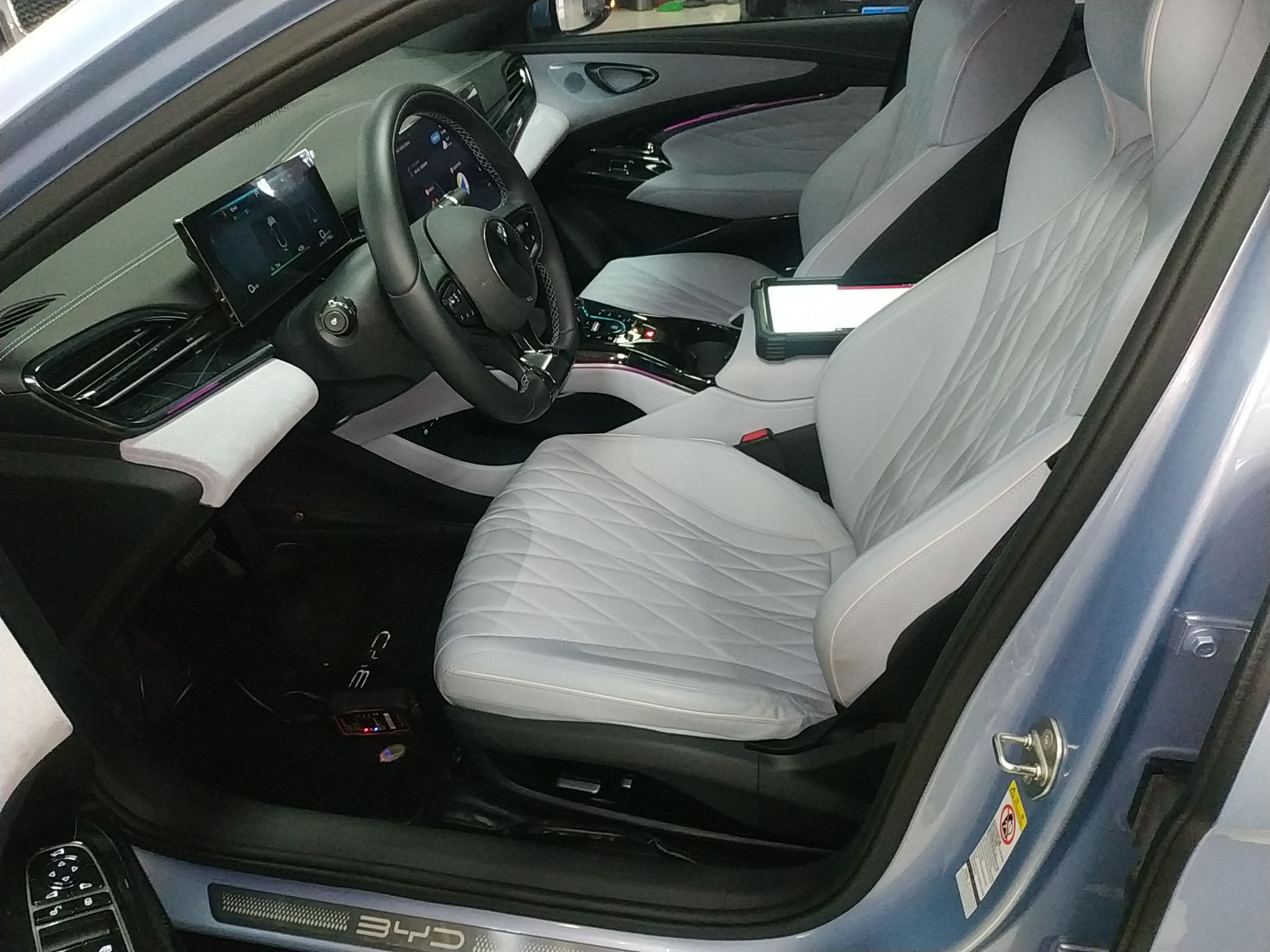 المقاعد الأمامية داخل السيارة