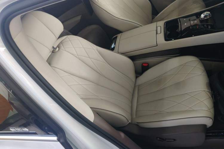 Used Denza D9 2022 DM-i 970 Four-Wheel Drive Prestige Model
