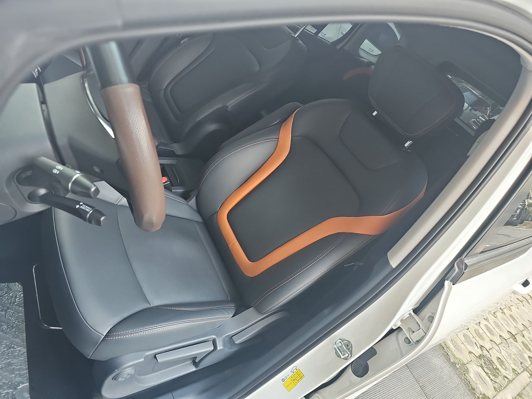 Переднее сиденье в автомобиле