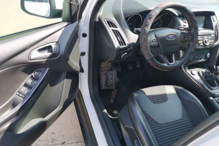 Used Ford Focus 2017 Hatchback EcoBoost 125 Manual – Ultra-Performance Style SmartDrive Edition