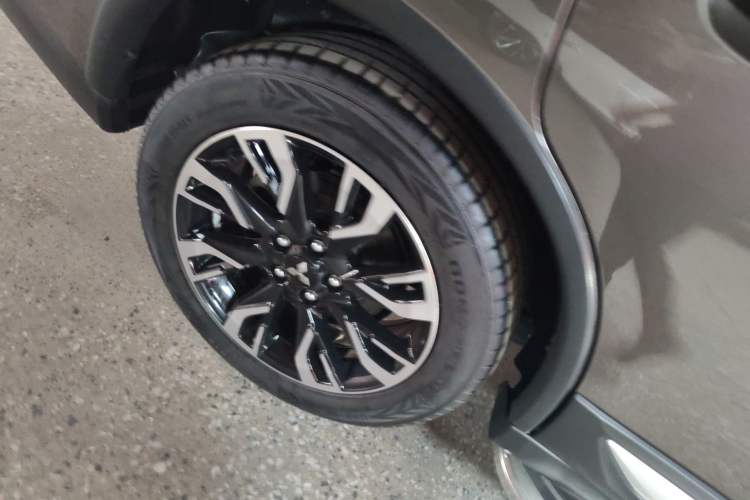 Used Mitsubishi Outlander 2019 2.4L 4x4 Zhi Xiang Edition 7 Seats China V Emission Standard