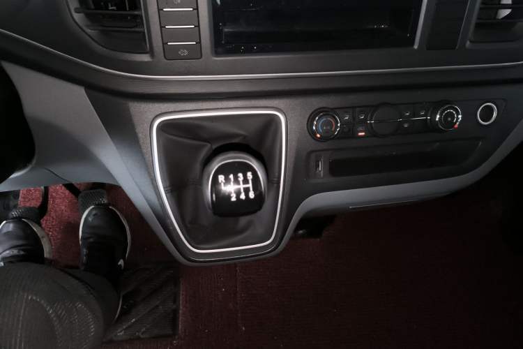 Used SAIC MAXUS Xintu V80 2023 2.0T Manual Classic Aoyuntong Short Wheelbase Mid-Roof 5/6-Seater