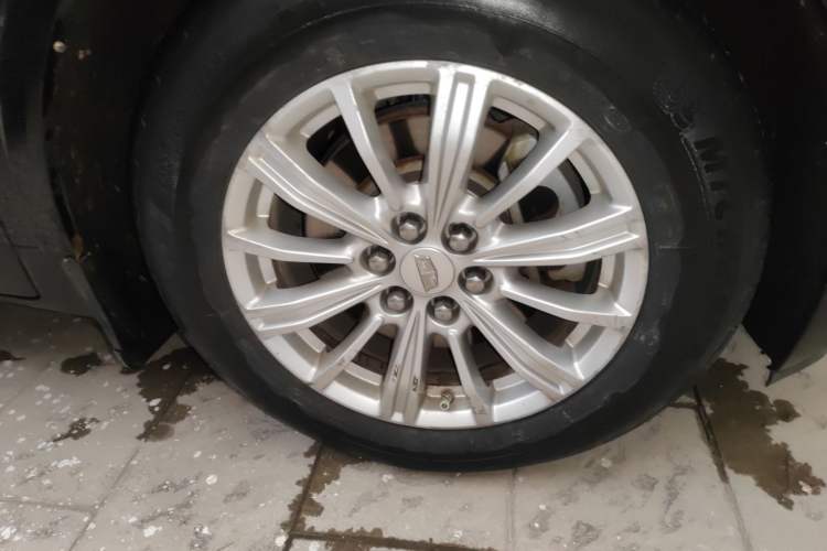 Used Cadillac XT5 2016 28T Four-Wheel Drive Tech Version Right Front Wheel Hub