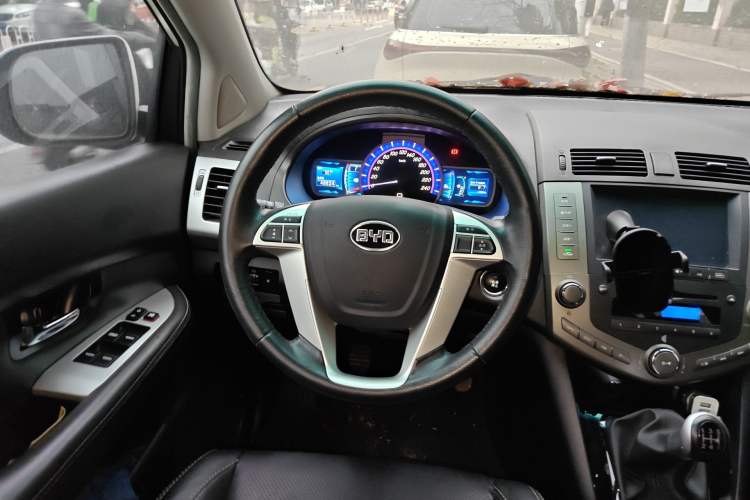 Used BYD S6 2014 2.0L Manual Luxury 5-Seater
