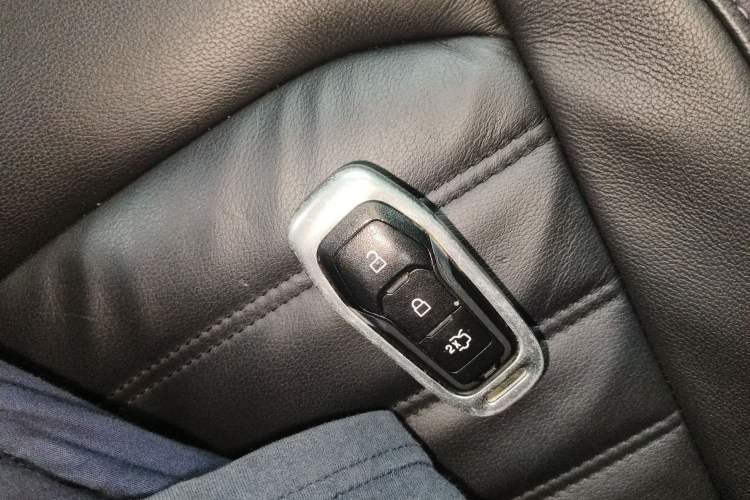 Used Ford Edge 2016 EcoBoost 245 Two-Wheel-Drive Titanium 7-Seater Vehicle Key