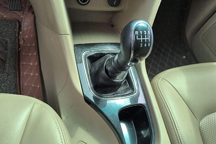 Used Baojun 730 2016 1.5T Manual Comfort Version 7 Seats Gear Lever