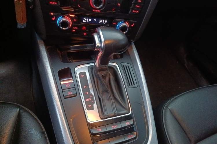 Used Audi Q5 2013 40 TFSI Technology Edition Gear Lever