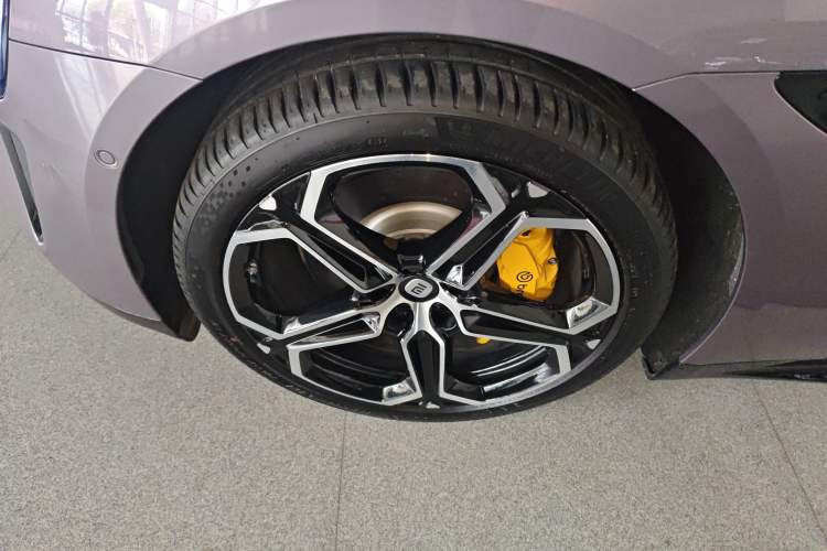 Used Xiaomi Auto SU7 2024 Rear-Drive Long-Range Intelligent Driving Version Left Front Wheel Hub