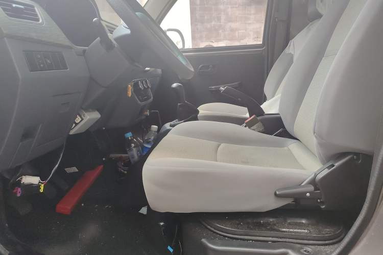 Used Jinbei New Hiace X30L 2023 1.5L Super Enjoyment Van 2/5 Seats Non-Air-Conditioned Version SWC15M