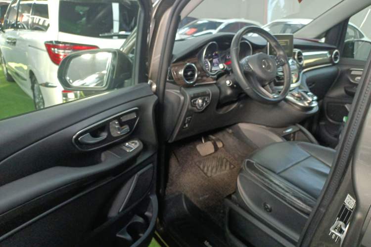 Used Mercedes-Benz V-Class 2017 V 260 Avantgarde Edition
