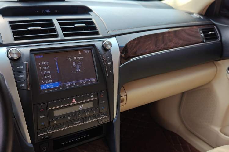 Used Toyota Camry 2016 2.0E 10th Anniversary Elite Edition Audio And AC Panel