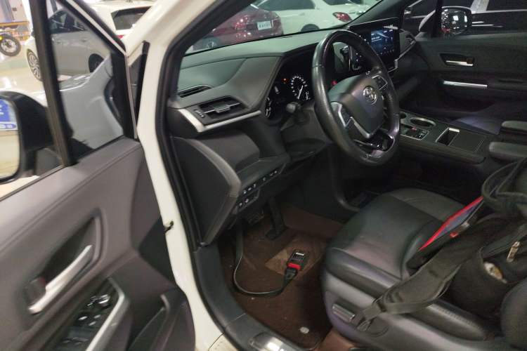 Used Toyota Sienna 2023 2.5L Hybrid Deluxe Edition
