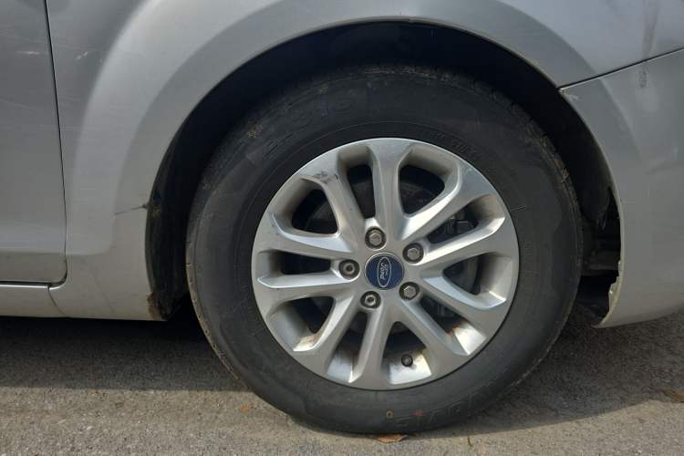 Used Ford Focus 2013 Sedan Classic 1.8L Manual Base Model Right Front Wheel Hub