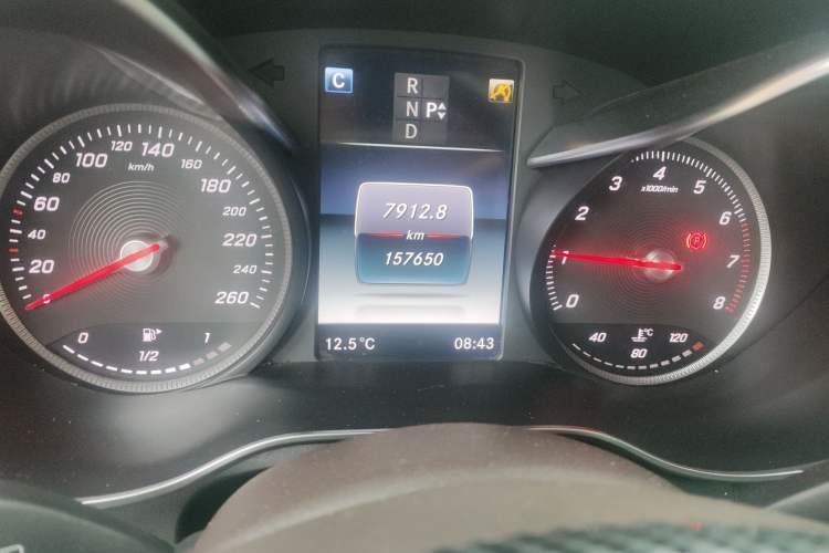 Used Mercedes-Benz GLC 2017 GLC 200 4MATIC Odometer Close Up