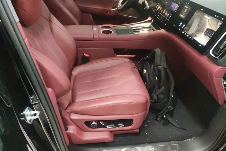 Used Hima AITO M8 2025 Extended-Range Ultra Version 53.4 kWh 6-Seater Edition Right Front Seat