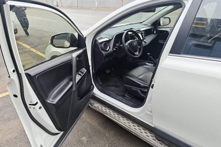 Used Toyota RAV4 2018 2.0L CVT Two-Wheel Drive Fashion X Edition Driver Seat