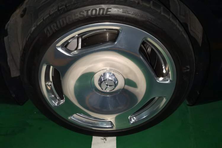 Used Mercedes-Benz Maybach S-Class 2022 S 680 4MATIC Right Front Wheel Hub